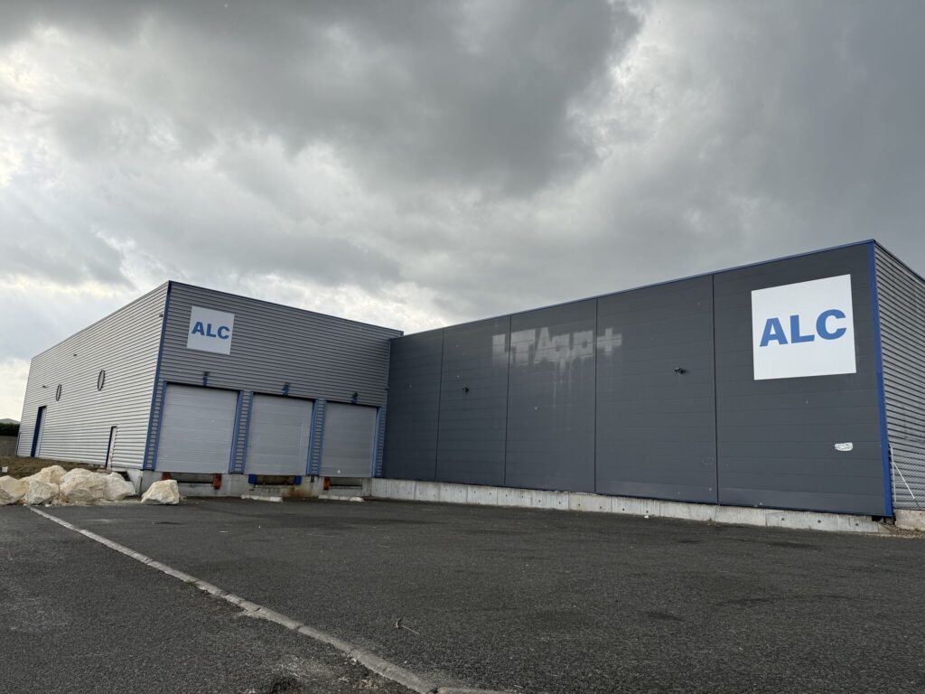 Nouveau site logistique TRIPLE C â vue extĂ©rieure du bĂątiment