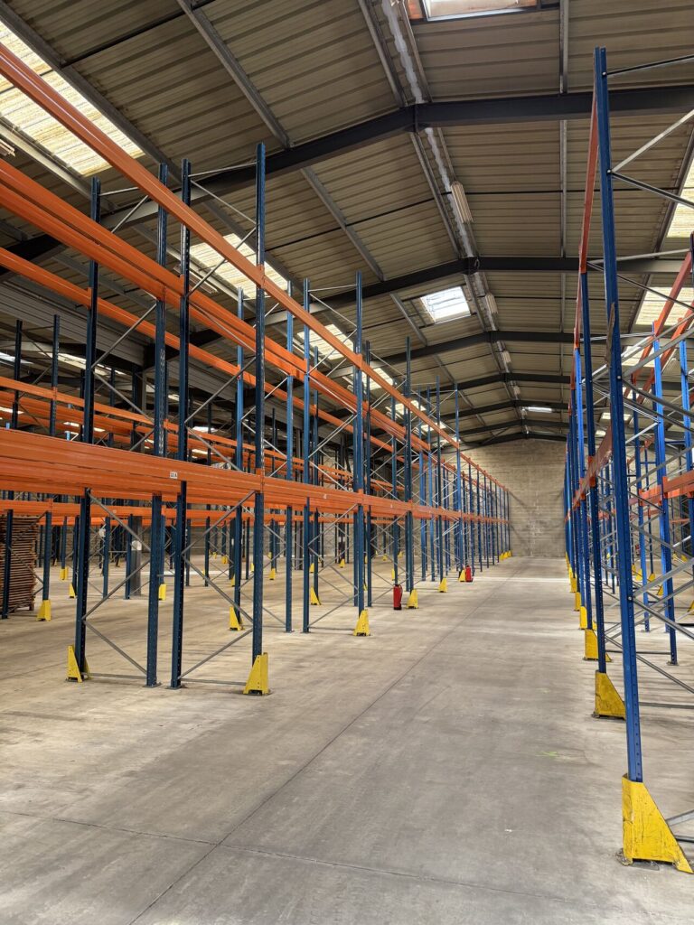 Rayonnage intérieur du nouveau centre logistique TRIPLE C