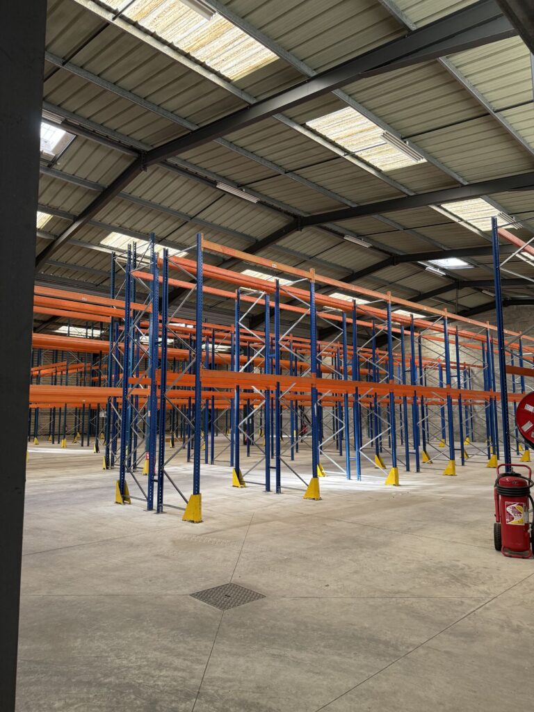 Rayonnage intérieur du nouveau centre logistique TRIPLE C